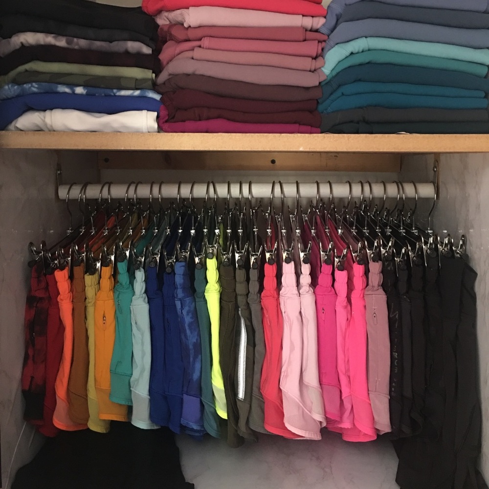 ISO: Lululemon size 4 Hotty Hots 2.5s 🖤💓💙💚❤️🤍